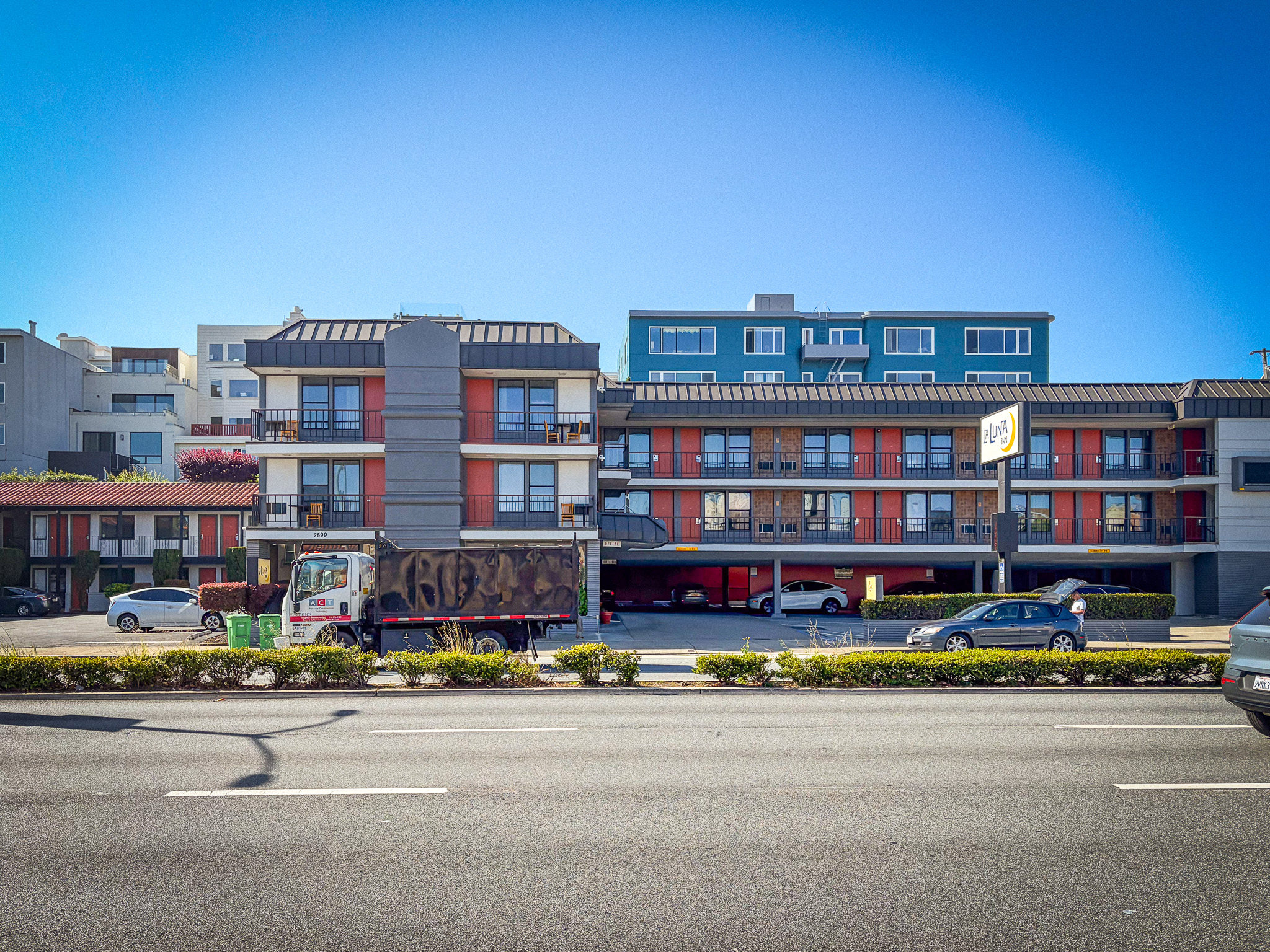Exterior of a San Francisco inn